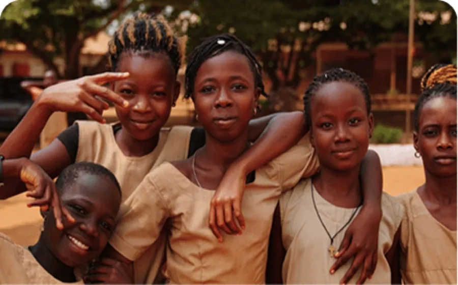 Des élèves souriantes en uniforme scolaire